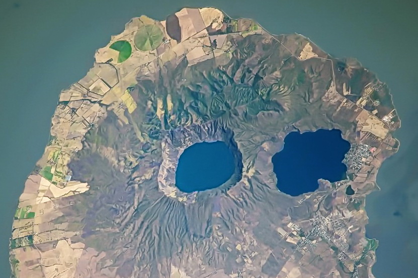 Берег озера Апойеке, на 100 метров ниже края вулкана. Снимок из открытых источников интернет