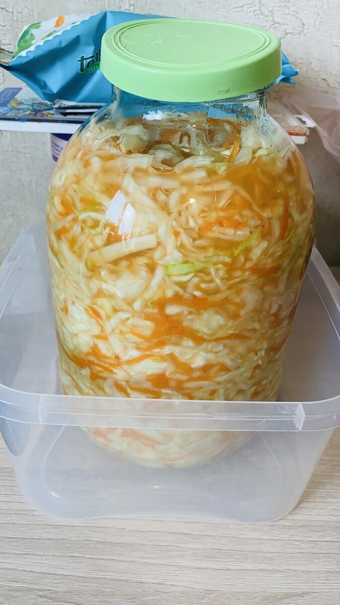 поедание квашенной капусты. квашеная капуста склизская. квашеная капуста испортилась. квашеная капуста рассол. Sauerkraut – квашеная капуста.