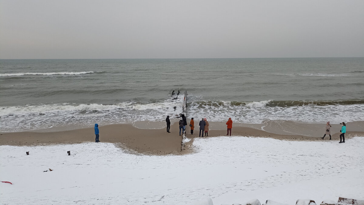 Не смотря ни на что, людей сюда тянет, как магнитом...