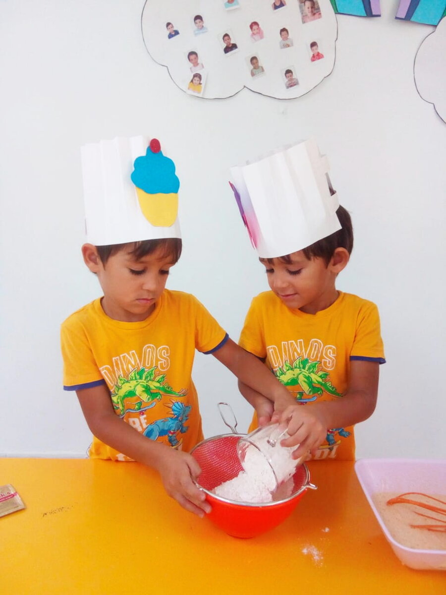 Праздник пиццы. Готовят тесто. Фото автора.