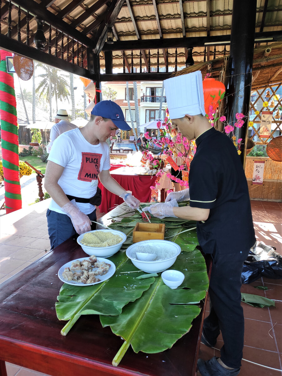 Повар учит меня готовить пирог