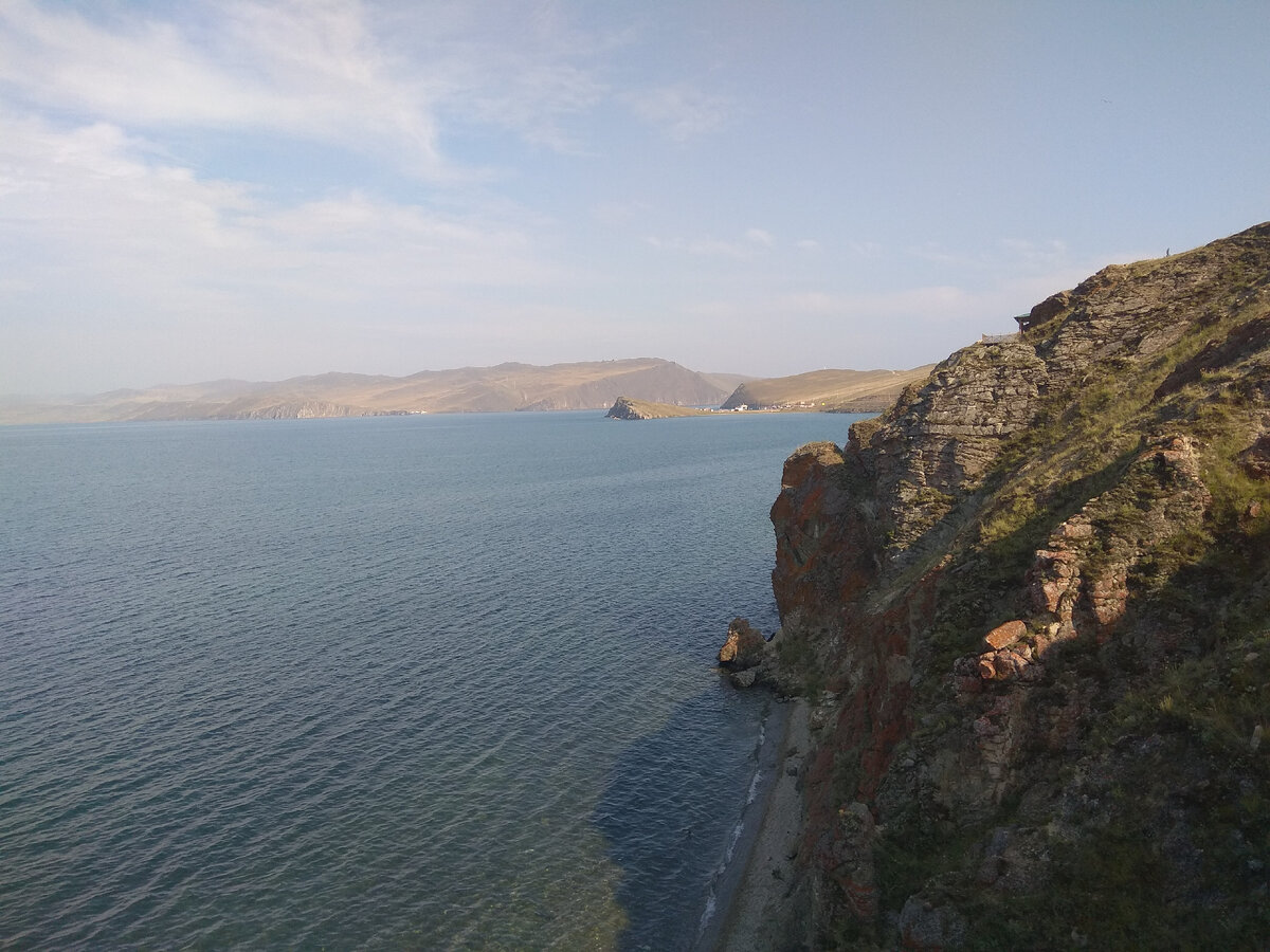 Скалистый берег Байкала на Малом Море
