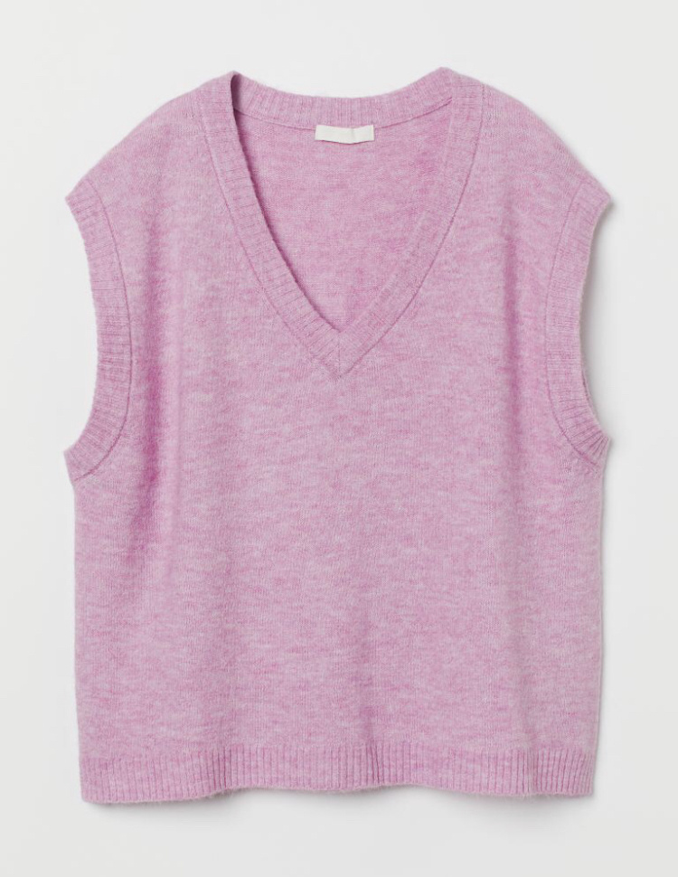 Безусловно для кого-то этот предмет гардероба уже устойчивая база. А для кого-то ещё неиспробованная  новинка.  Я думаю, что можно и так и так, хотя жилеты в приглушённых тонах идеально впишутся в твою базу или добавят стильную изюминку в образ. 