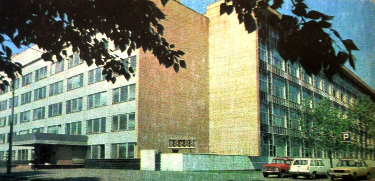 Завод днем, снимок сделан с того же ракурса.  
Фото из свободных источников.
