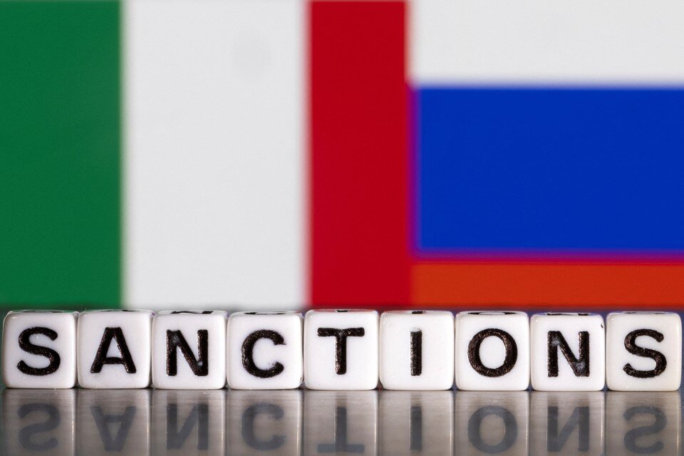     Из-за санкций улететь в Италию прямым рейсом не получится  REUTERS