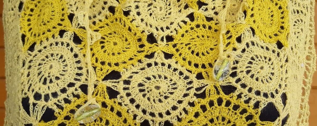 фото 2  - небольшой фрагмент соединенных мотивов, стеклянные бусины на шнуре