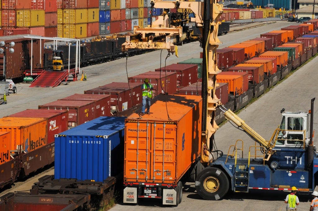 выгрузка это. выгрузка это. вагонов. разгрузка биг бэгов погрузчиком. выгрузка это.