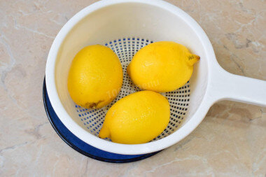 ШАГ 2:
Лимоны ошпарьте кипятком. Это их промоет и сделает немного мягче.