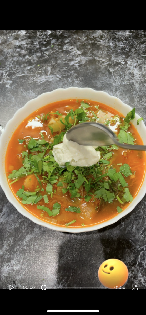 Рассольник — один из основных видов горячих заправочных супов в русской кухне,следующий по значимости за борщом и щами. Русское национальное блюдо с острым кисловатым вкусом и пряно-овощным ароматом, отличающееся многообразием ингредиентов. Ароматный рассольник представляет собой овоще-крупяной суп густой консистенции на основе перловой крупы или риса, обязательными ингредиентами которого помимо субпродуктов (печени и почек телят, ягнят или домашней птицы) являются солёные огурцы, огуречный рассол и коренья. В русской традиции к рассольнику подают расстегаи с рыбой, ватрушки с творогом и пресные слоёные пирожки с ливером.