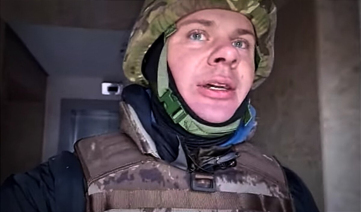 Тот самый Дмитрий Комаров, военкор, автор Ютуб-канала "Мир наизнанку". Все скриншоты в публикации сделаны мной с видео этого канала