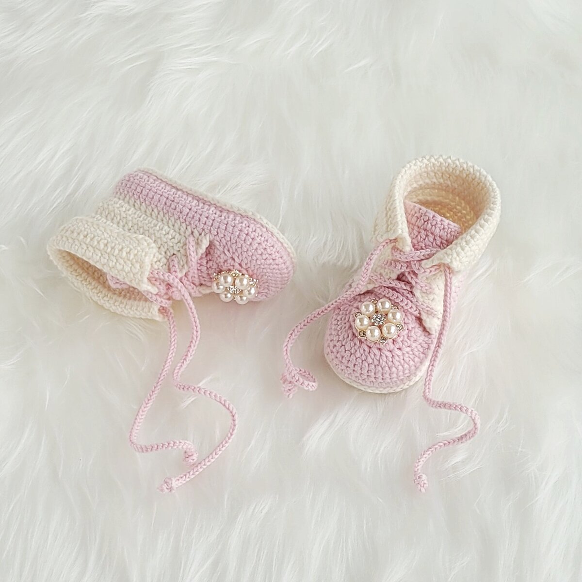 Эти ботиночки связаны из бобинного мериноса, крючок 3. На них есть подробный мк на моем канале.