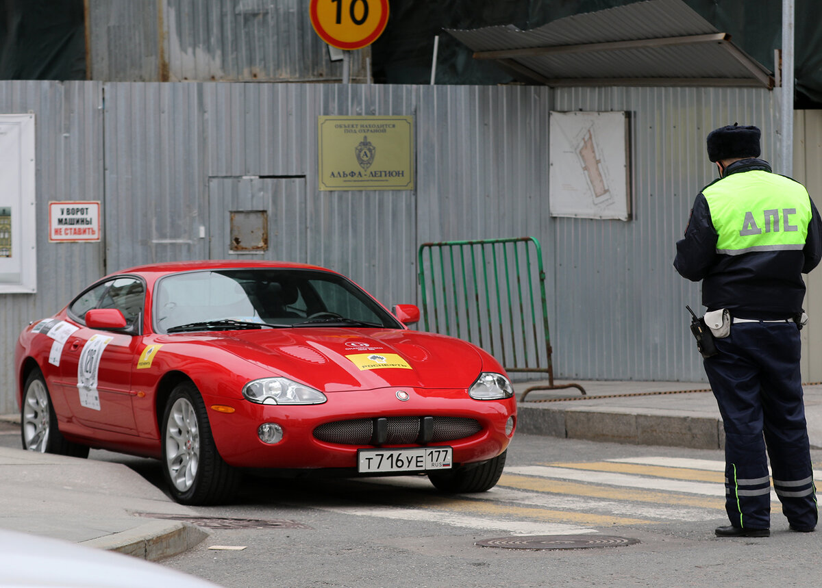 янгтаймер 2002 года выпуска Jaguar XKR вызвал интерес у сотрудника ДПС
