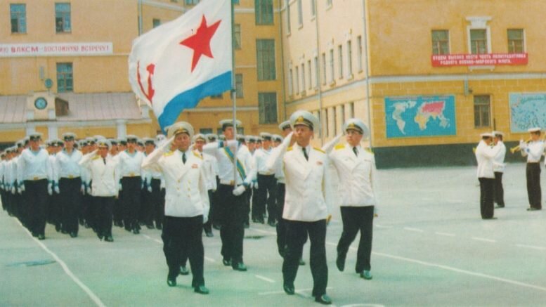 В парадном строю Киевское высшее Военно-Морское политическое училище. Фото из Интернета