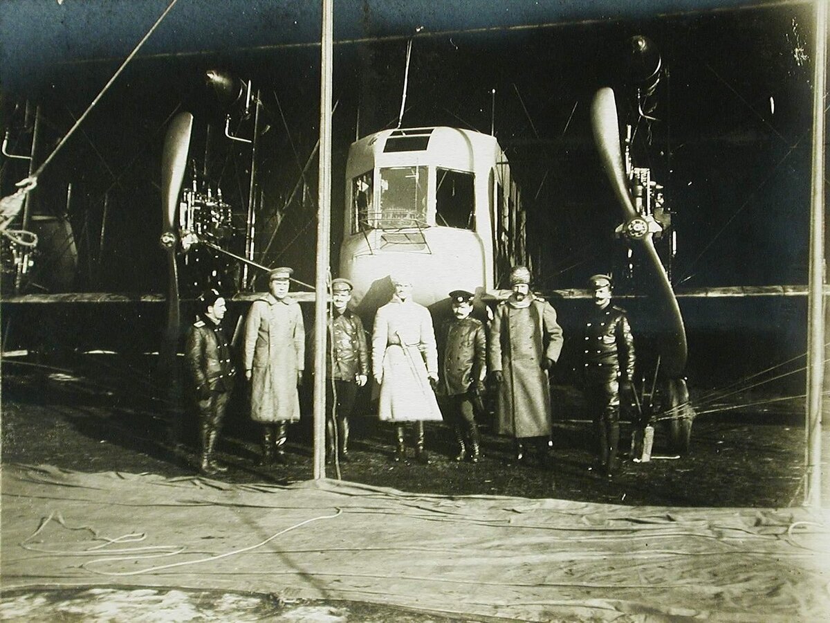 У самолета «Илья Муромец» Б-3 (ИМ-Б, «Илья Муромец Киевский», зав. № 135, борт № I) слева направо механик Панасюк, прапорщик Былинкин, командир этого корабля штабс-капитан Е.В. Руднев, Великий князь Михаил Александрович, штабс-капитан Ильинский, Великий князь Александр Михайлович, штабс-капитан Чайковский – Львов, 25 ноября (8 декабря по н.ст.) 1914 г., когда корабль туда прибыл, или вскоре после этого