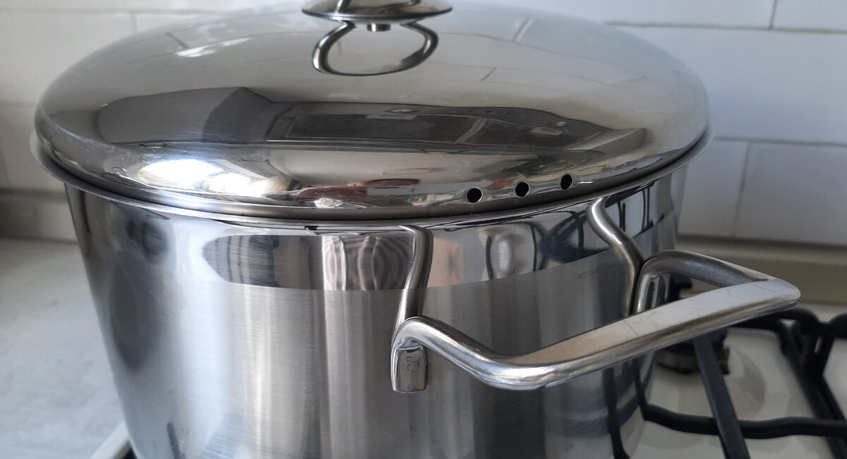 Фото автора. Вокруг литых ручек скапливается меньше жира. 