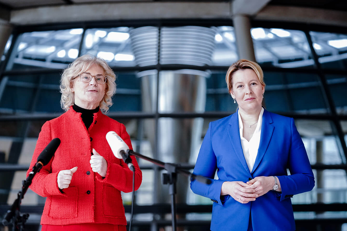 Видео женщины в германии. Женщина из правительства Германии. Министр культуры Германии. Министры Германии женщины 2021.