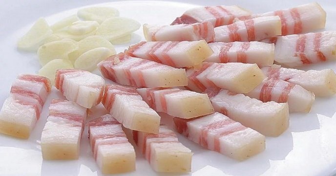 Для приготовления сала нам потребуется:шмат сала,соль,перец молотый,чеснок,репчатый лук и уксус.