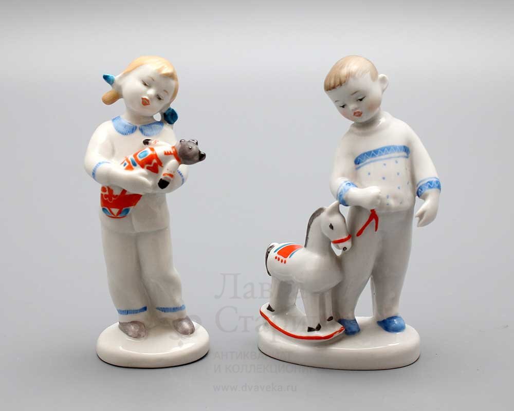 "Девочка с мишкой" и "Мальчик с лошадкой", ЛФЗ. Вот какие статуэтки попадают в мою категорию -ишек. Фото честно стырено с сайта антикварного магазина "Лавка старины". Стырено с целью иллюстрации.