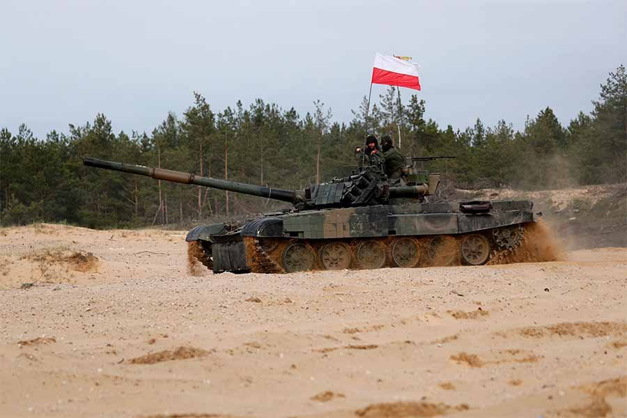 Польский танк PT-91 Twardy во время военных учений - Фото: TOMS KALNINS/EPA/TASS