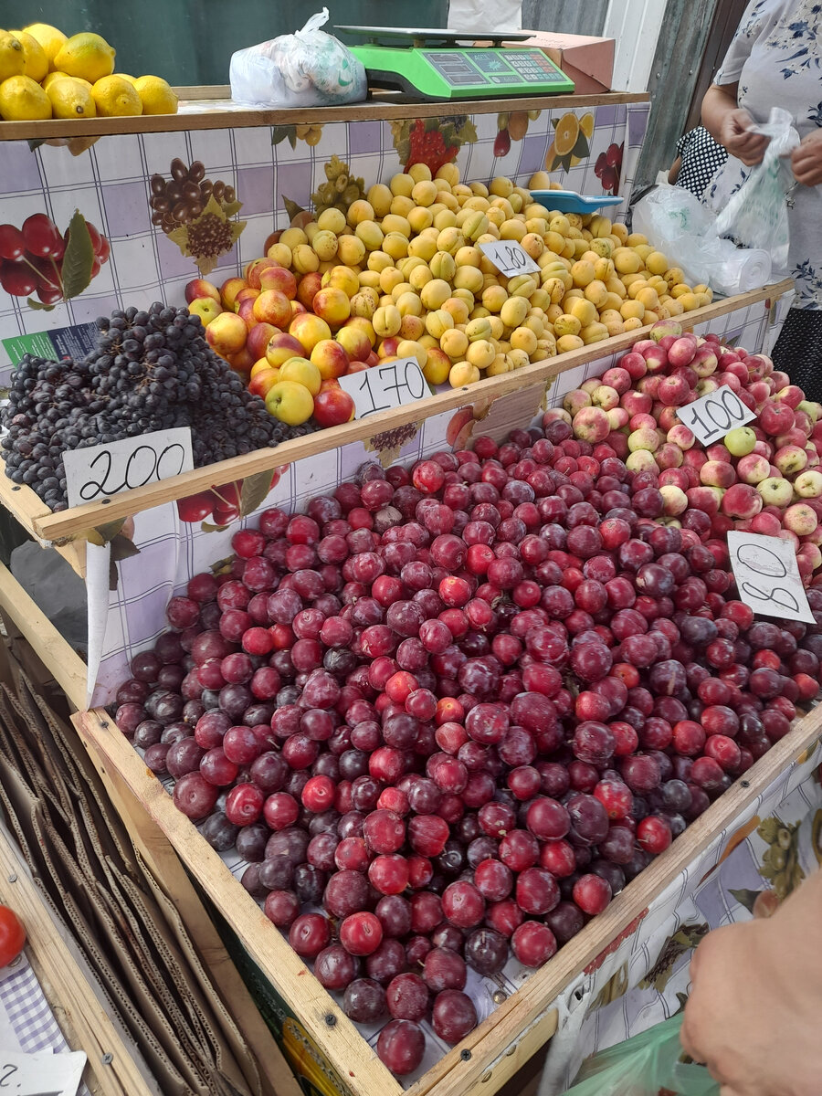 Цены в сомах. Абрикосы вкусные.