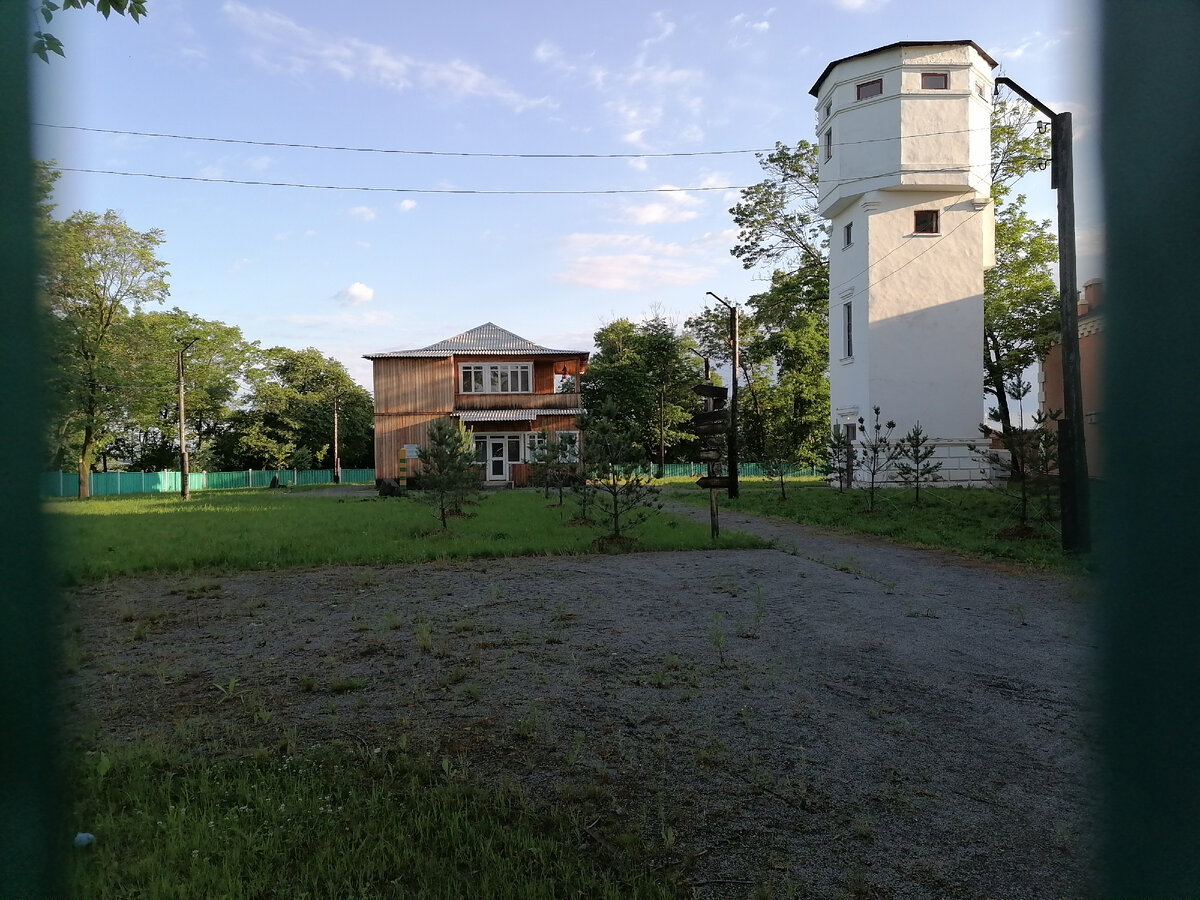 Дом, где на втором этаже жил Пу И, а на первом плененные с ним генералы. Адрес: Мостовая ул., 26, село Краснореченское на окраине г. Хабаровск