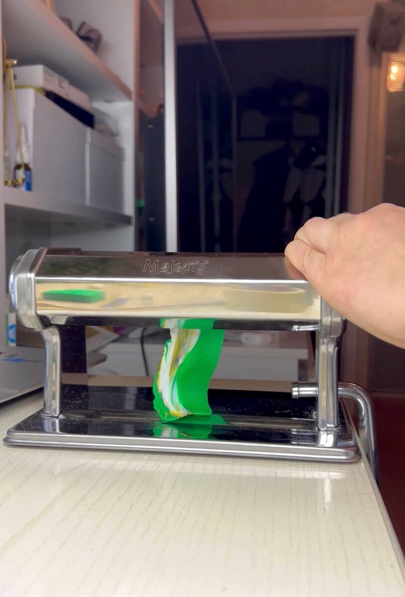  2) Цвета будем смешивать между собой. Это очень удобно делать с помощью паста-машины, но если у вас ее нет, можно легко справиться и вручную. Главное, для таких целей выбирать не самую твердую глину. У некоторых производителей, например, есть более мягкие линейки полимерной глины, такие как "soft" у fimo и другие. А вот глину отечественных производителей типа "сонет" или "artifact" порой достаточно сложно смешать руками.