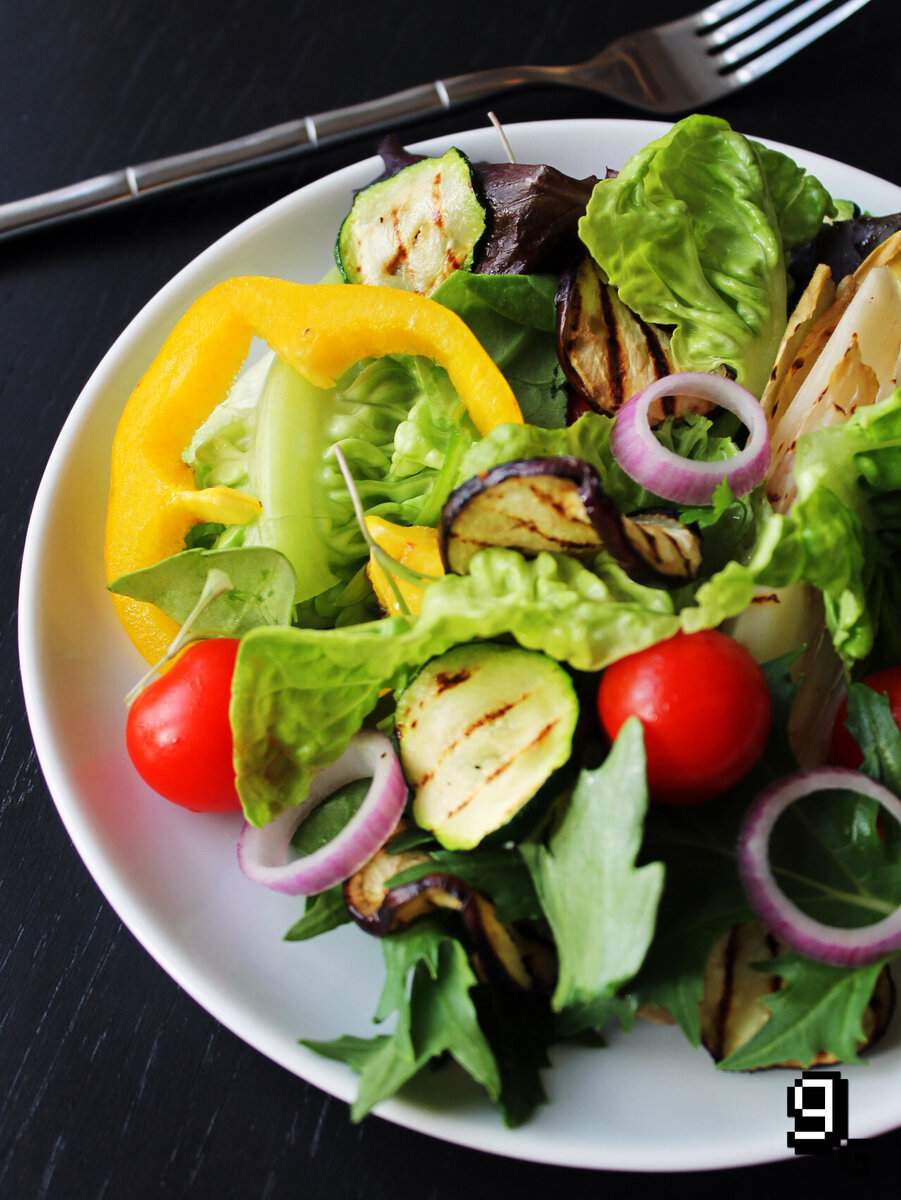 Салаты из овощей и свежей зелени быстро «умирают». Чтобы блюдо было свежим к приходу гостей, сделайте заготовки из ингредиентов заранее и разложите по контейнерам. Смешайте салат прямо перед подачей к столу, соль и заправку добавляйте в самый последний момент