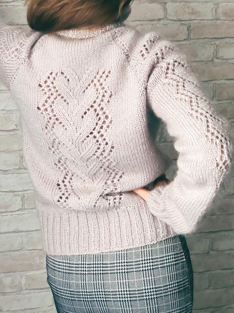Мой любимый теплый свитер. Ажурный рисунок только по рукавам и спинке, передняя часть - лицевой гладью.