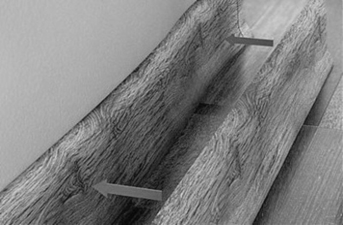 Процесс крепления плинтуса происходит с подбора материала, который выбирается индивидуально в любой ситуации. С возникновением современных разработок, как правило не применяется бетонный плинтус или изделия из дерева. Хотя пол из дерева, паркет прекрасно выглядят в «компании» с отделкой из дерева. Плинтусы с дырочками для скрытия кабеля, для ковролина. типовые, пластиковые — абсолютно не весь перечень декоративного профиля. Есть такие варианты: