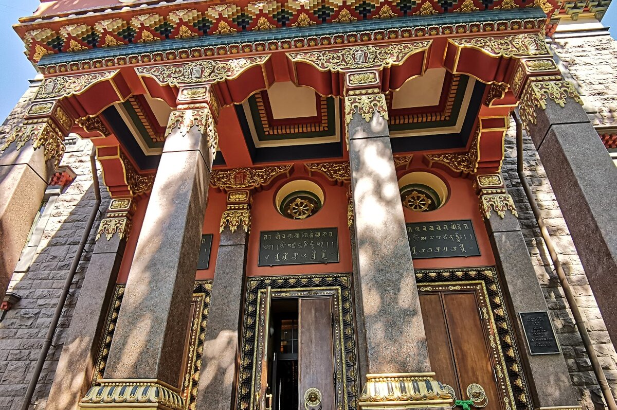 Вход в храм Дацан Гунзэчойнэй, фото автора