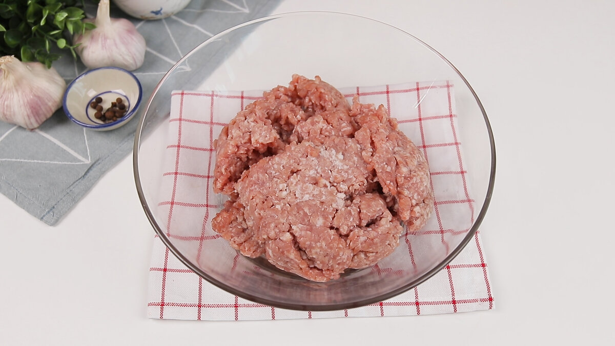 Не секрет, что из вкусного и свежего фарша получаются вкусные котлеты, поэтому выбираем качественный мясной фарш, а еще лучше покупаем кусочек свинины и кусочек говядины, и мелем мясо дома. По этому рецепту можно готовить как свиные котлеты, так и говяжьи, но фарш, смешанный в пропорции 50%-50%, получаются наиболее сочным и вкусным.