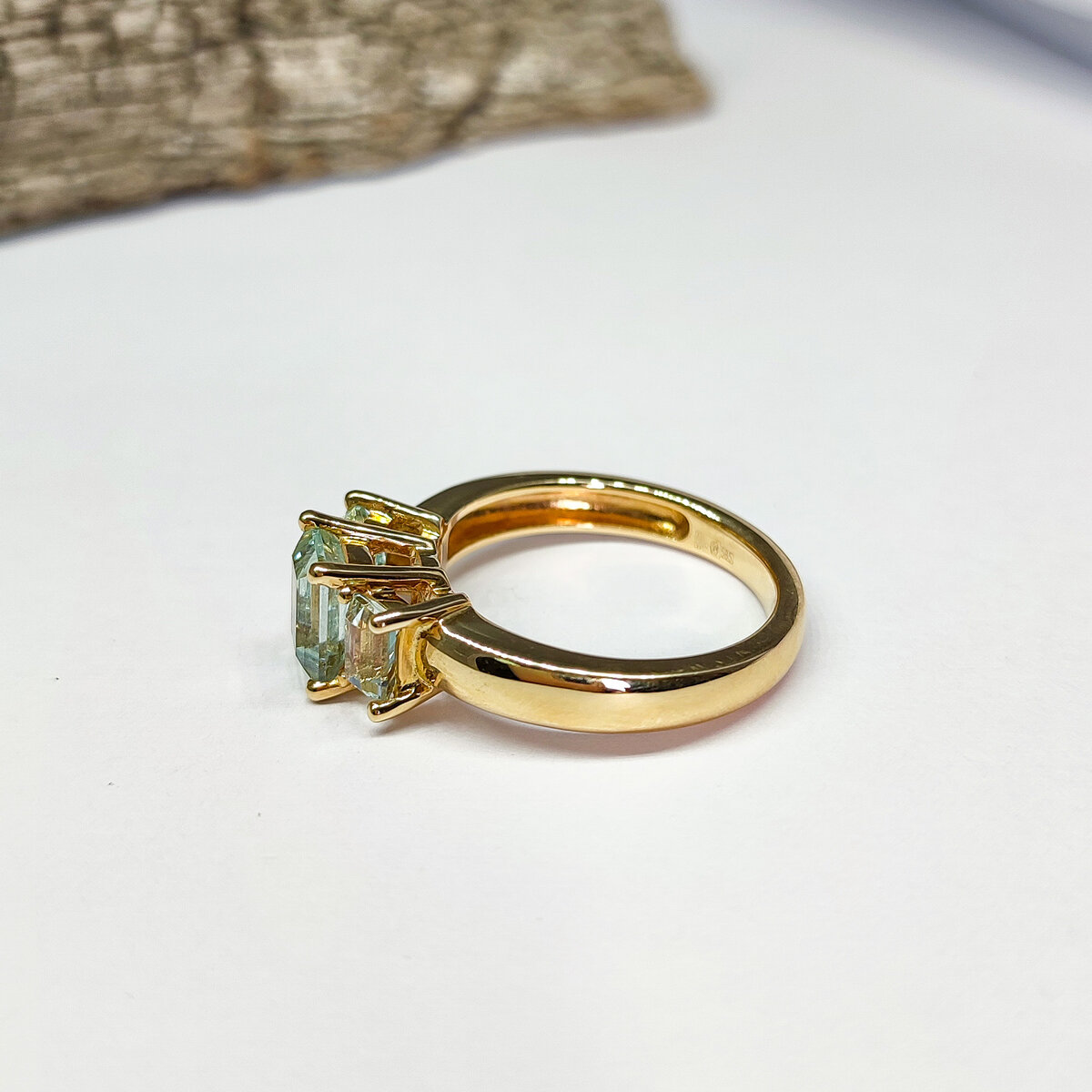 Кольцо с природным аквамарином в желтом золоте - 27999 