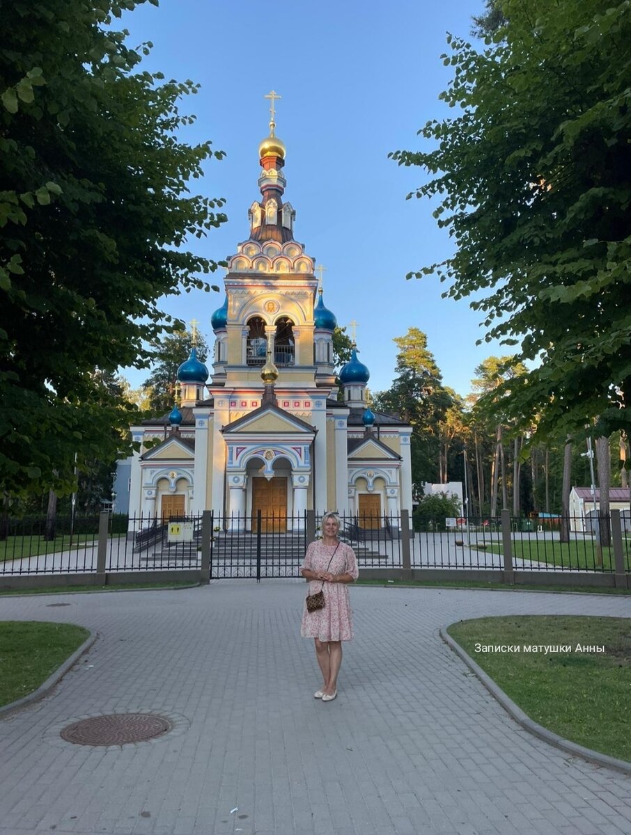 Инна в Латвии у православного храма, гостит у своей мамы