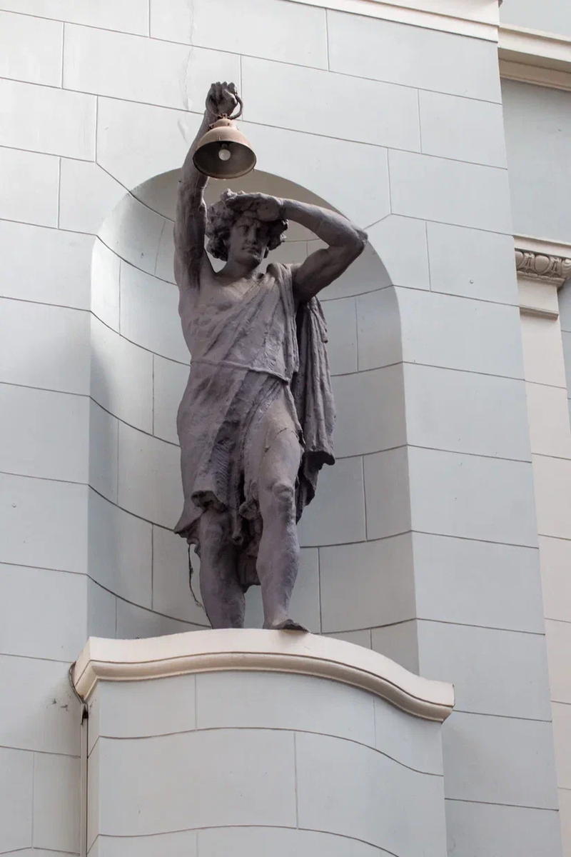 Одна из скульптур вымышленных аллегорических персонажей, которые встречают/ провожают отправляющиеся и прибывающие на Киевский вокзал поезда. Фото: Дмитрий Чериков.