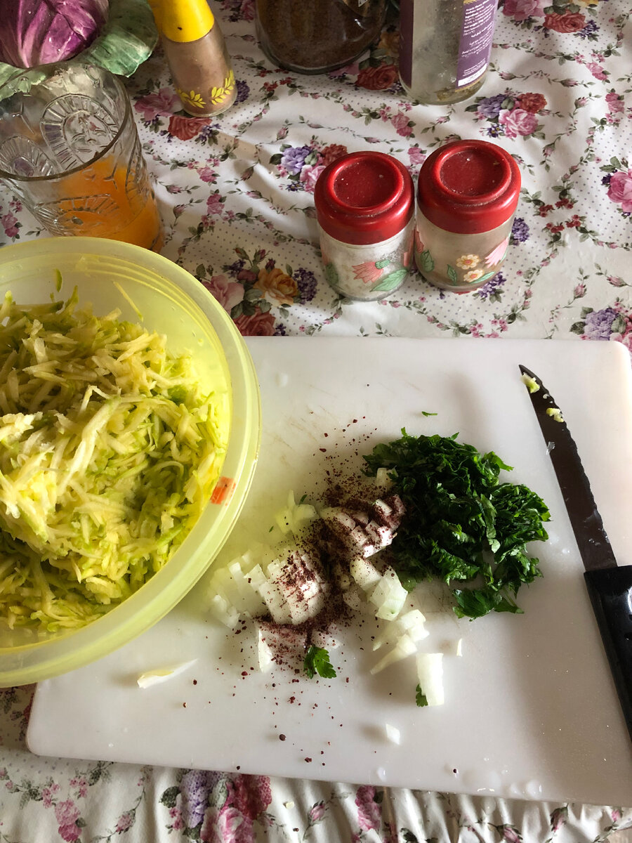 Нарезали лук и зелень!