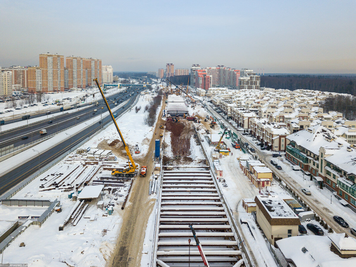 Год назад — начало выемки грунта из платформенной части станции.