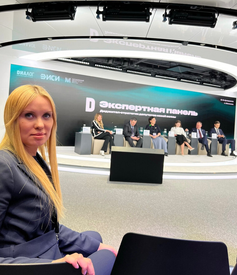    Депутат Романович (слева) приехала в Москву на экспертный совет