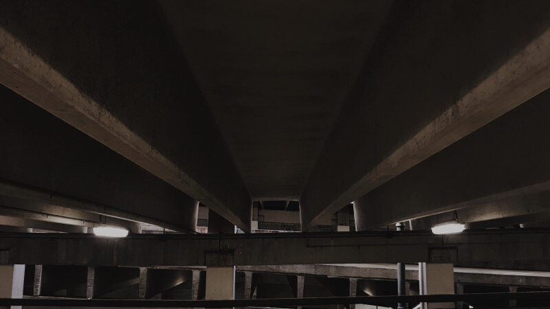     Подземная парковка. unsplash.com.