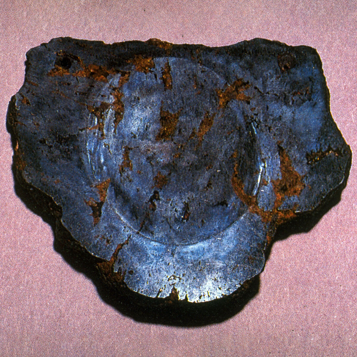 Зеркало из магнетита. Ольмеки. Частная коллекция. Источник FAMSI Resources.