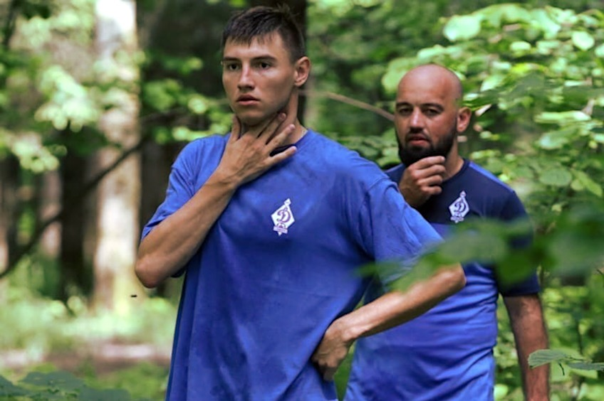 Голкипер самарского "Динамо" Артём Салахов - слева