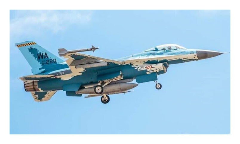 Американский F-16, окрашенный как современные российские машины