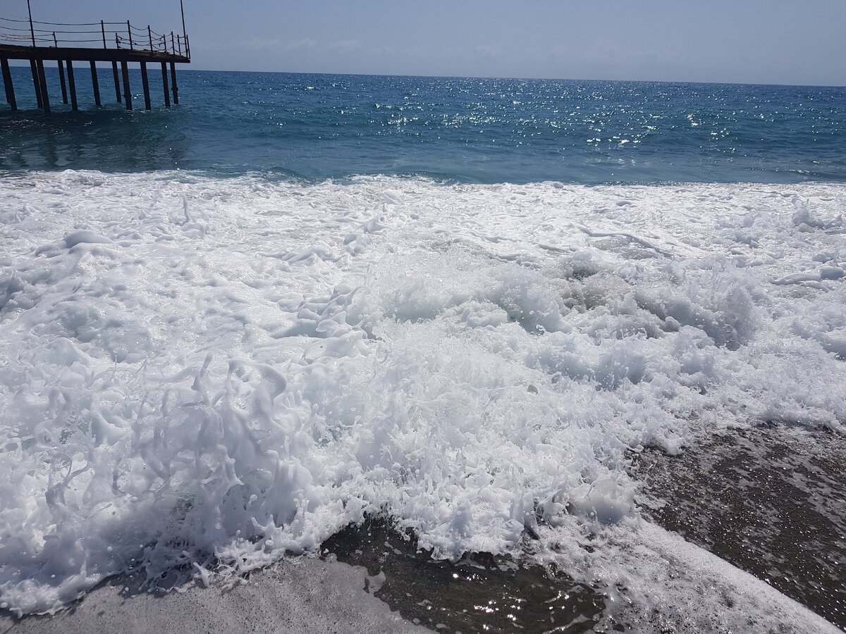 Вход в море здесь довольно плавный и песчаный