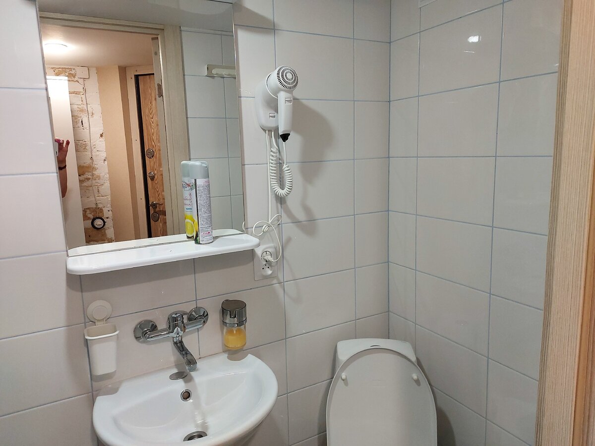 Маленькая студия в коммунальной квартире в центре Санкт-Петербурга.