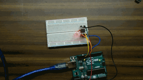 Собранная схема с ATtiny85 , Ардуино и мигающим светодиодом