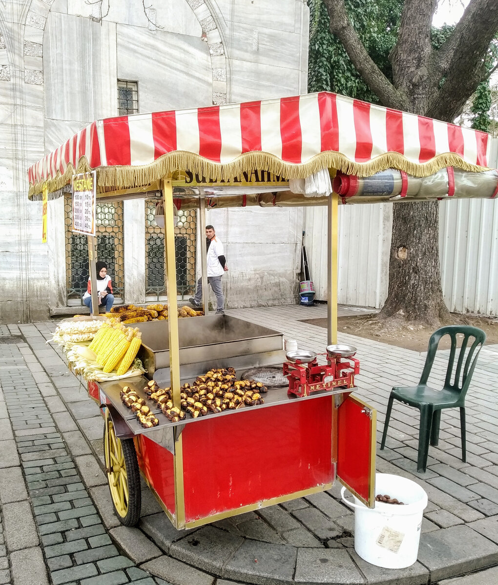 Турки разобрали ипподром в 15-16 веках, и сейчас здесь всё тихо-мирно. Покупай каштан, кушай кукуруза.
