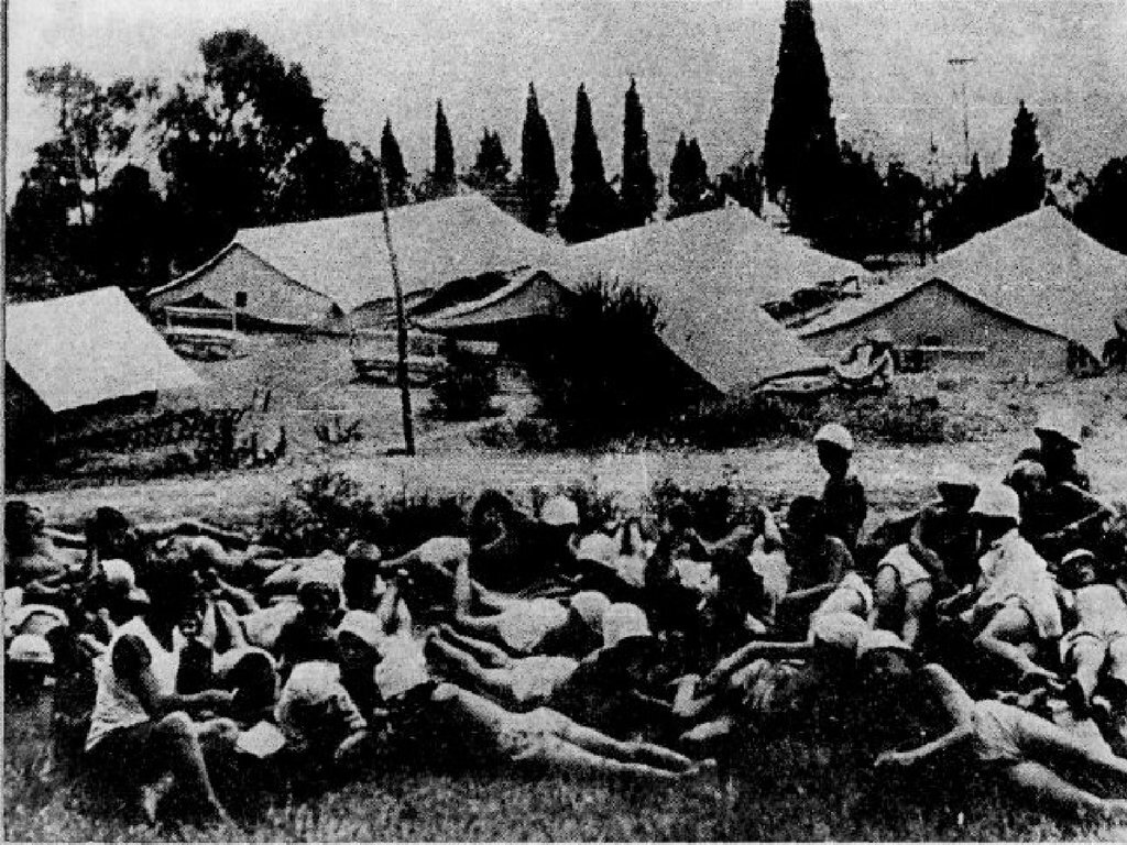 Солнечные ванны в лагере. В лагере на пляже. Лагерь одсоо русь море topless. Пионерский лагерь артек 1925. Артек лагерь ссср солнечные ванны.