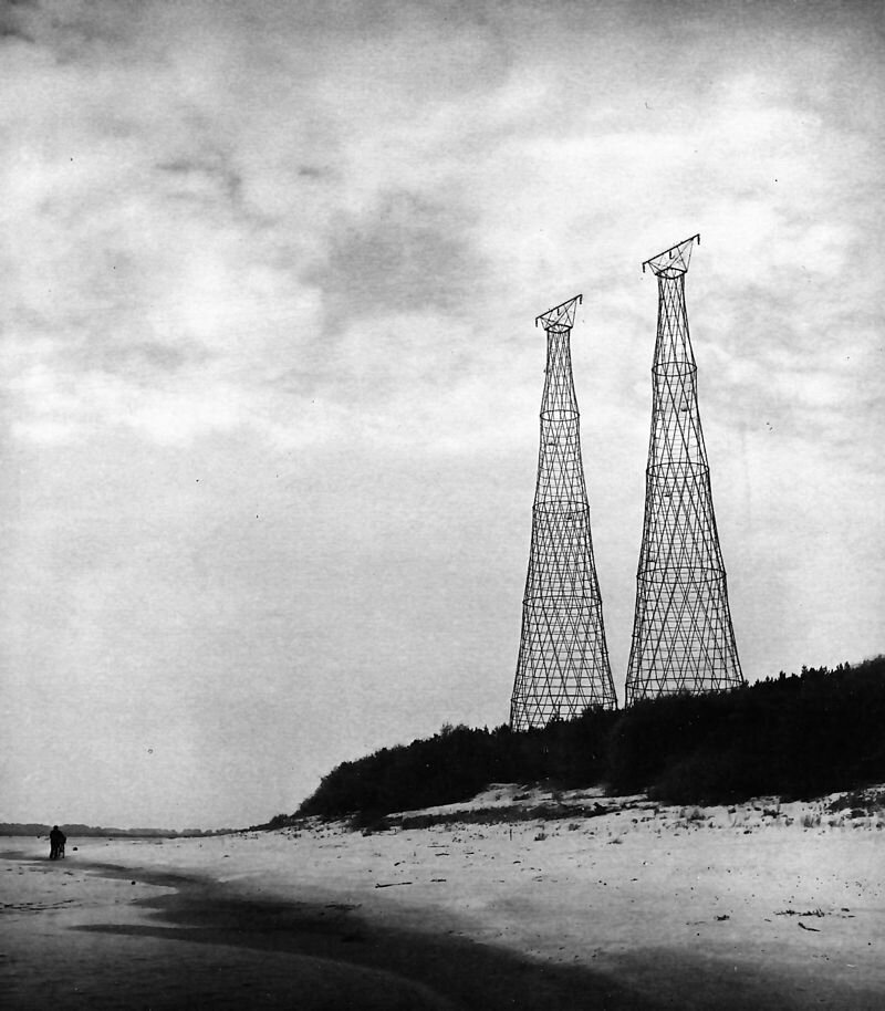 пара 128-метровых башен на берегу Оки, 1988 год. Фото: Википедия