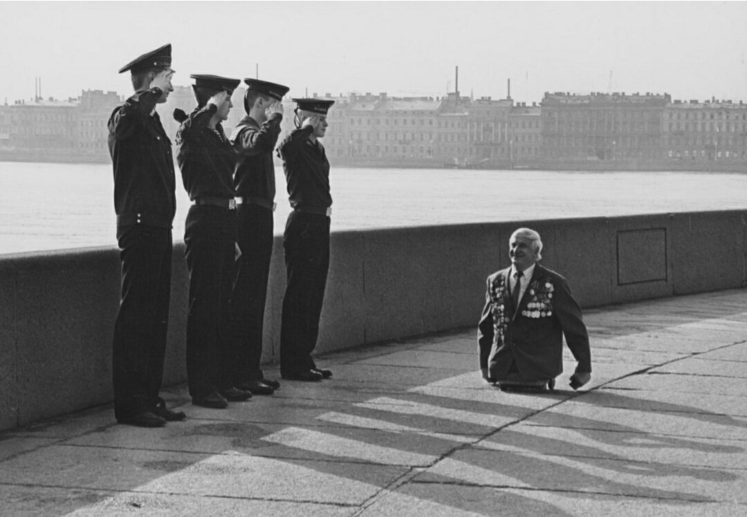 Нахимовцы выполняют воинское приветствие Анатолия Леопольдовича Голимбиевского в день Победы. Ленинград, 1989 г. Фото из архива «ИТАР-ТАСС». Снимок Ивана Куртова. Анатолий Леопольдович Голимбиевский, герой сражения в Цемесской бухте. Герой Малой Земли. Моторист эсминца «Сообразительный», — единственный выживший из всей группы, первой принявшей бой в Цемесской бухте под Новороссийском.