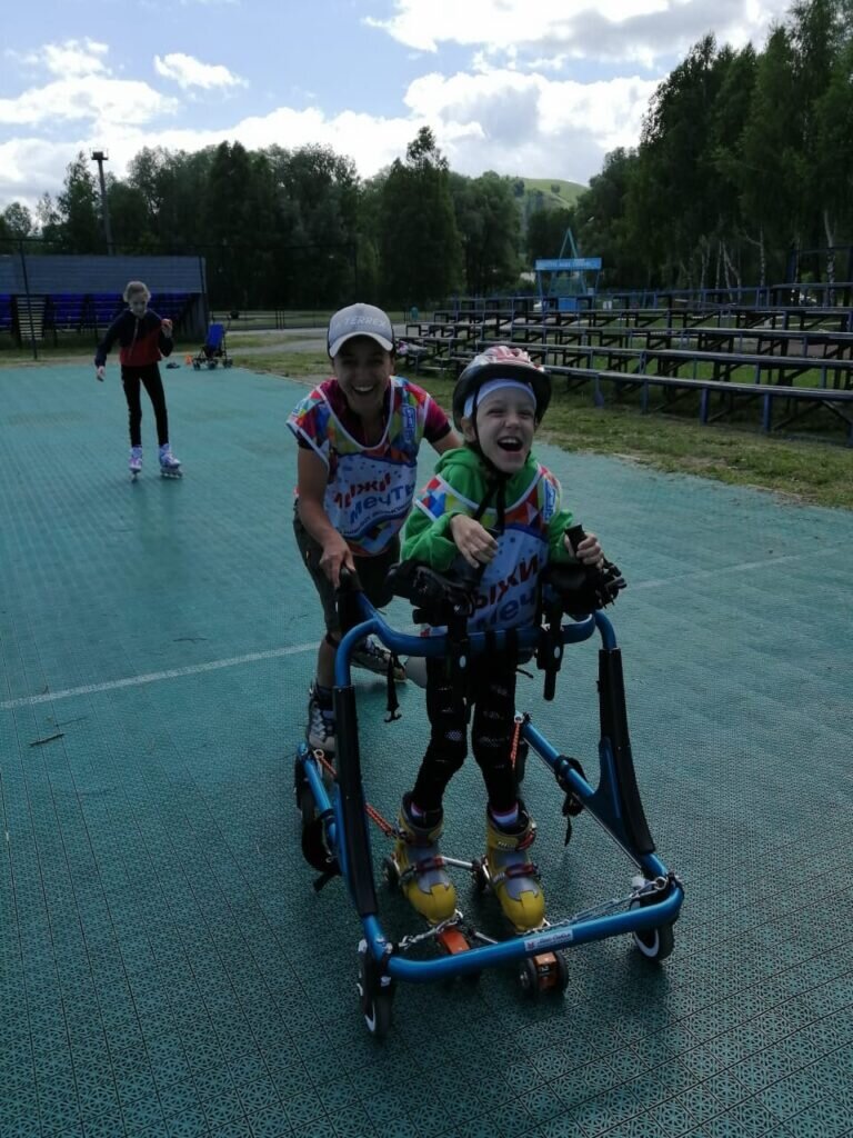 Лиза мечтает, что сможет скоро кататься сама, без помощи роллятора. Фото: Галина Ермолова.