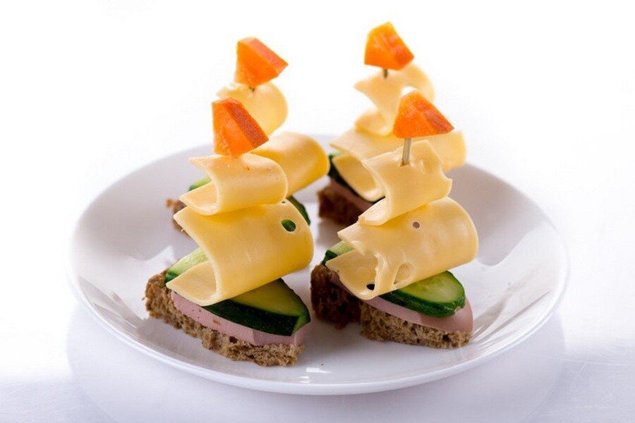 Бутерброд с сыром, куриной ветчиной и огурцом. 